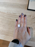 Originele foto van de ring gedragen op een hand