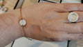 Sieradenset met lichte ring en goudkleurige armband met rond licht bedeltje