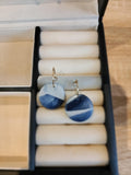 Ronde oorbellen met een verschillend patroon in blauw en wit