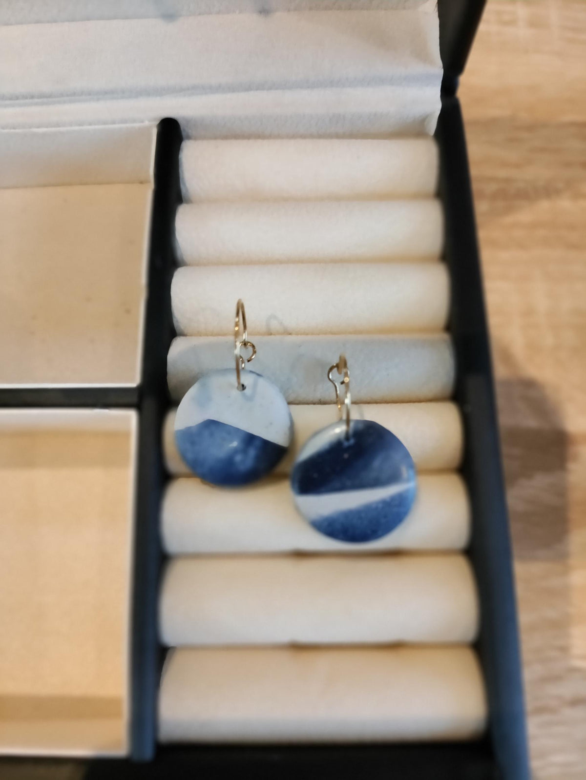 Ronde oorbellen met een verschillend patroon in blauw en wit
