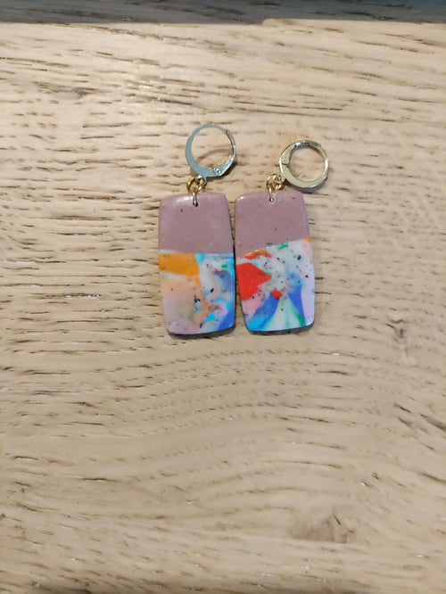 Rechthoekige oorbellen met mauve bovenkant en kleurrijk abstract patroon aan kleine oorringen