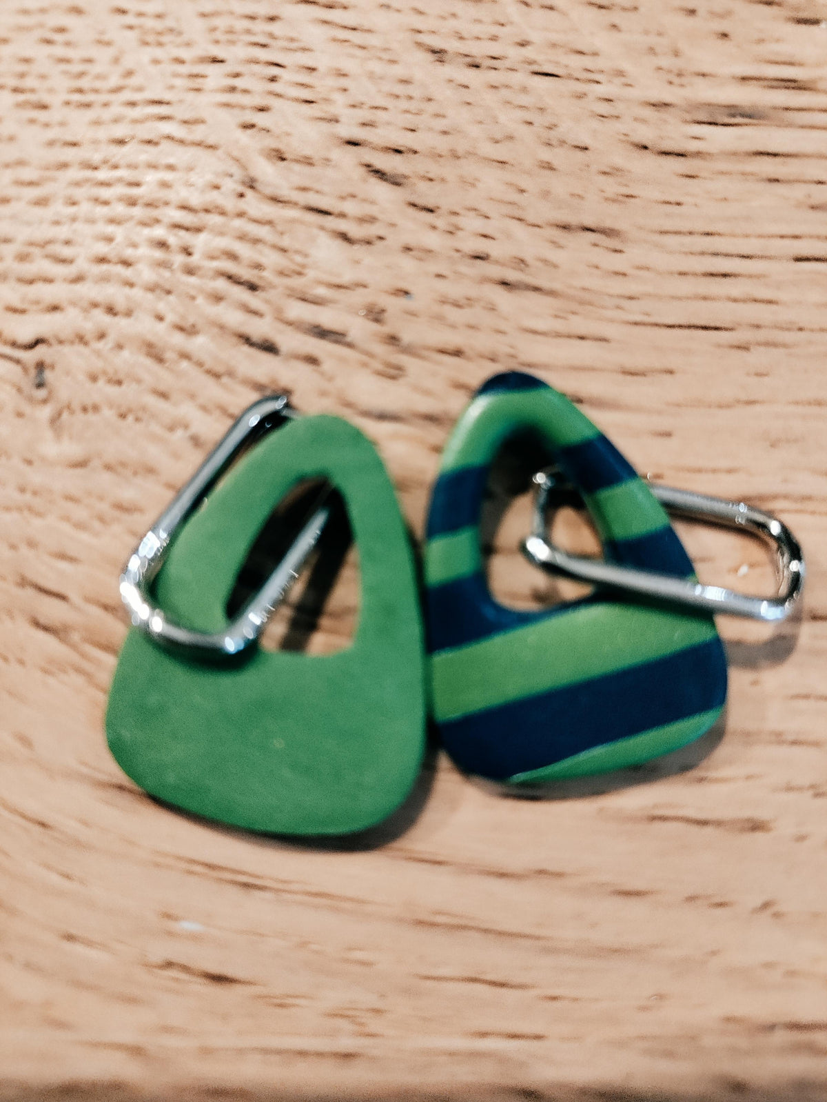 Groen-blauw gestreepte driehoekoorbellen